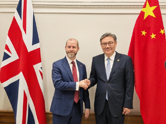 在线炒股配资必选 商务部部长王文涛会见英国商贸大臣雷诺兹